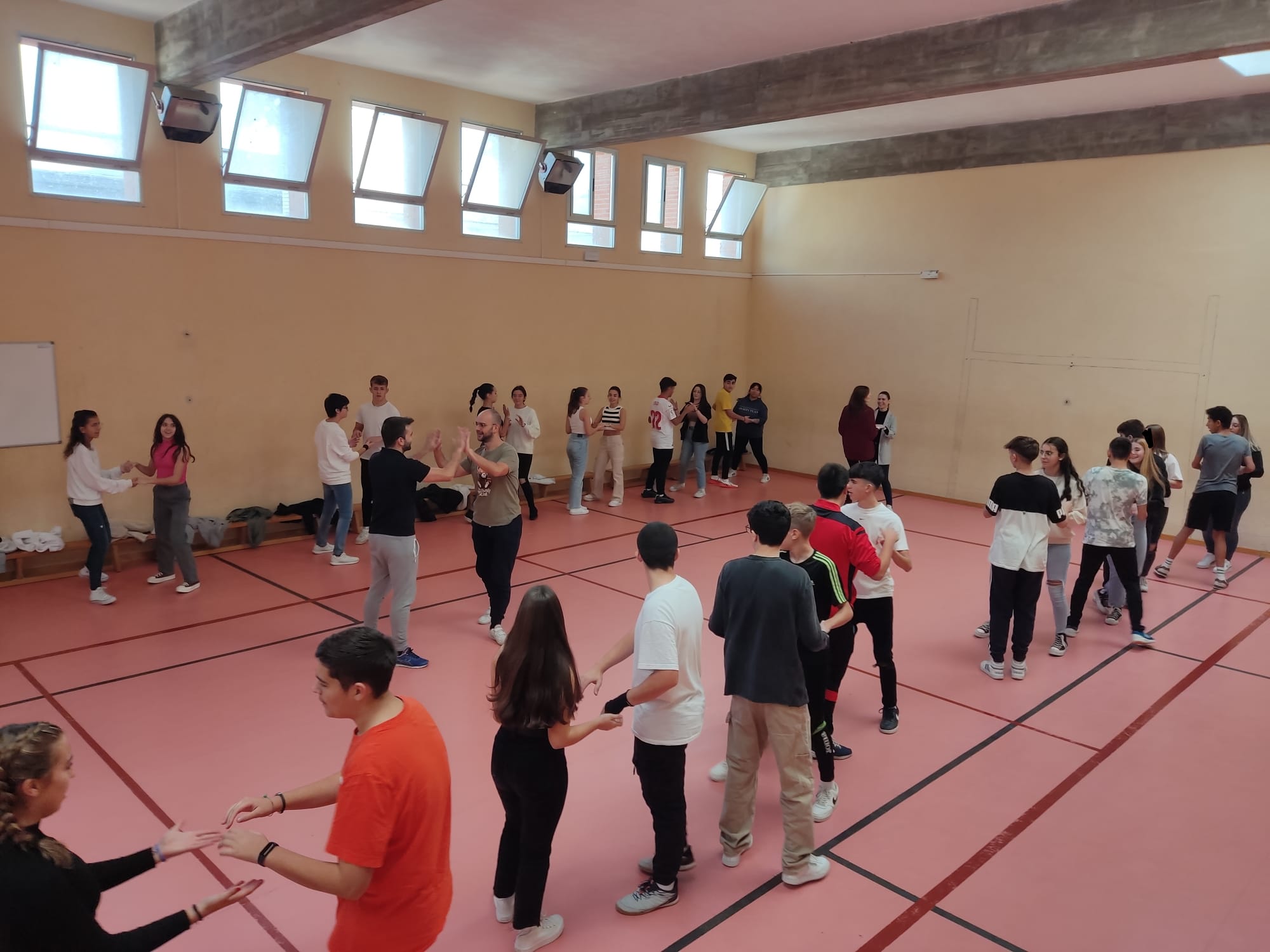 Igualdad de Género en un Instituto gracias a Rolerotation Bachata, Felipe y Tiago